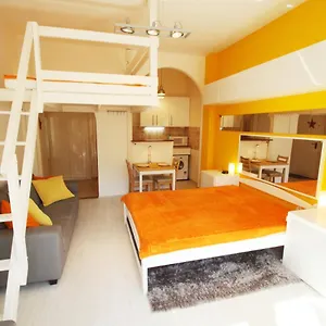 Sunny With Balcony In Party District Appartement